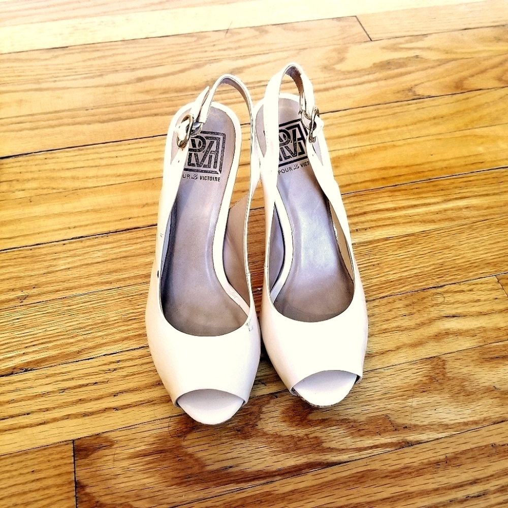 Pour La Victoire Vero Curio nude peep toe heels